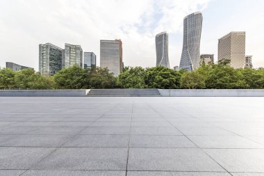 Panoramik ufuk çizgisi ve boş yolu olan modern iş binaları