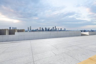 Panoramik silüet ve modern iş ofisi binaları