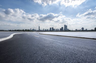 Panoramik ufuk çizgisi ve boş yolu olan modern iş binaları