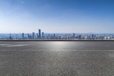 Panoramik ufuk çizgisi ve boş yolu olan modern iş binaları
