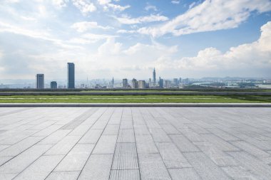Panoramik ufuk çizgisi ve boş yolu olan modern iş binaları