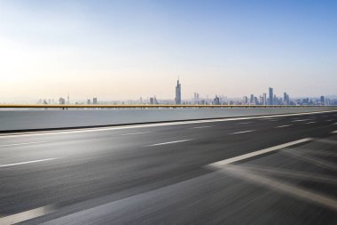 Panoramik ufuk çizgisi ve boş yolu olan modern iş binaları