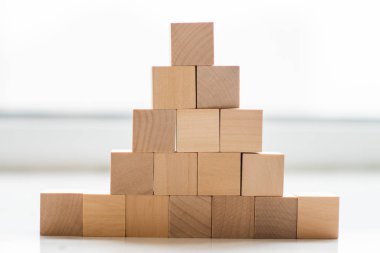 Işık arkaplanındaki tahta blokların yakın plan görüntüsü