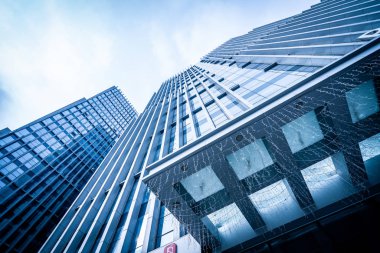 B karşı iş bölgesinde modern gökdelenlerin alttan görünüm