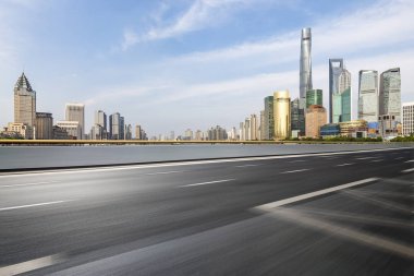 Panoramik silüet ve modern iş ofisi binaları
