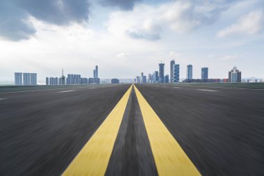 Panoramik ufuk çizgisi ve boş yolu olan modern iş binaları
