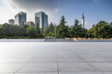 Panoramik silüet ve modern iş ofisi binaları