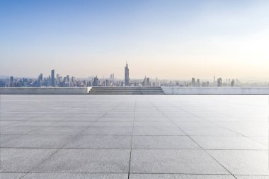 Panoramik ufuk çizgisi ve boş yolu olan modern iş binaları