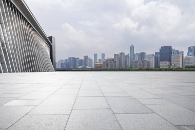 Panoramik ufuk çizgisi ve boş yolu olan modern iş binaları