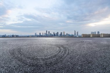 Panoramik silüet ve modern iş ofisi binaları
