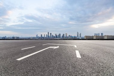 Panoramik silüet ve modern iş ofisi binaları