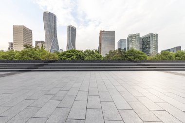 Panoramik ufuk çizgisi ve boş yolu olan modern iş binaları