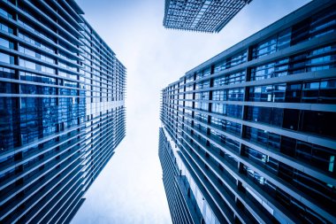 B karşı iş bölgesinde modern gökdelenlerin alttan görünüm