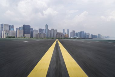 Panoramik ufuk çizgisi ve boş yolu olan modern iş binaları