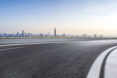 Panoramik ufuk çizgisi ve boş yolu olan modern iş binaları
