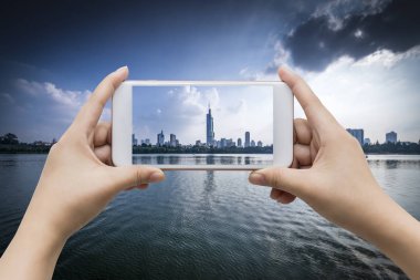 Şehir geri ile boş ekran akıllı telefon tutan işadamı el