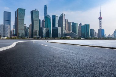 Panoramik silüet ve modern iş ofisi binaları