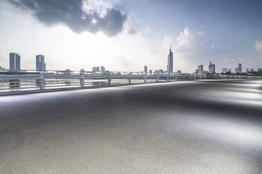 Panoramik silüet ve modern iş ofisi binaları