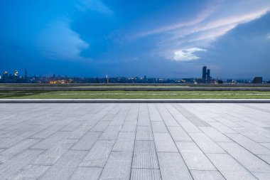 Panoramik siluet ve modern ofis binaları 