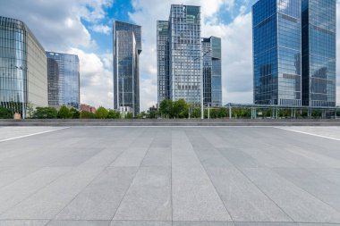 Panoramik ufuk çizgisi ve boş yolu olan modern iş binaları
