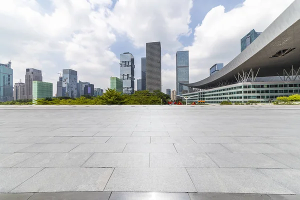 Skyline panorâmico e modernos edifícios de escritórios de negócios com empt — Fotografia de Stock