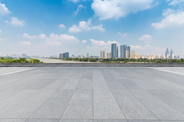 Panoramik ufuk çizgisi ve boş yolu olan modern iş binaları