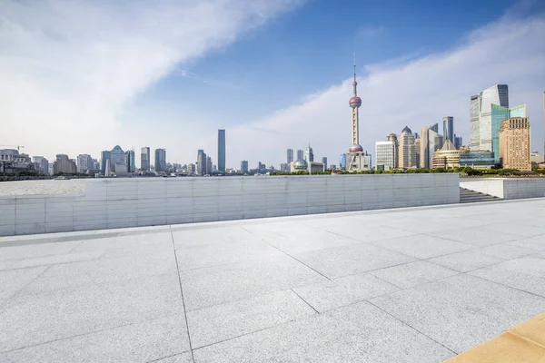 Panoramik silüet ve modern iş ofisi binaları