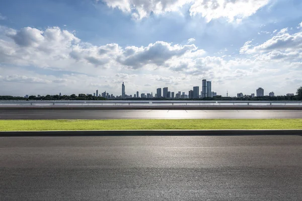 Panorama Skyline Und Moderne Geschäftshäuser Mit Leerer Straße — Stockfoto