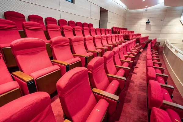 Rangées de sièges rouges dans une salle de cinéma — Photo