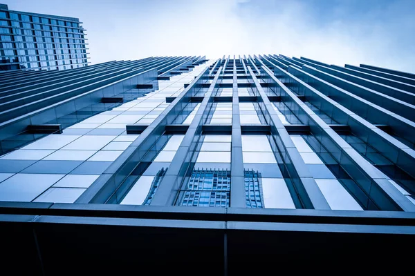 B に対してビジネス地区のモダンな高層ビルの底面図 — ストック写真