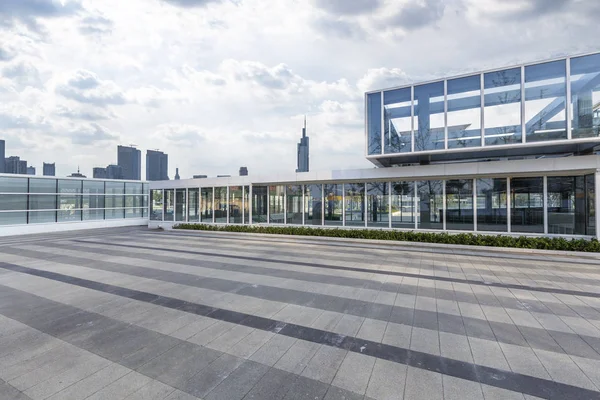 Skyline panorámico y modernos edificios de oficinas de negocios con vacío — Foto de Stock