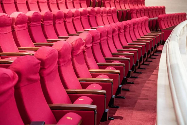 Reihen roter Sitze in einem Kinosaal — Stockfoto