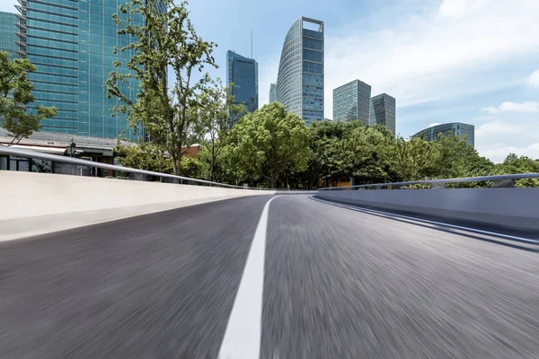 Skyline panorâmico e modernos edifícios de escritórios de negócios com empt — Fotografia de Stock