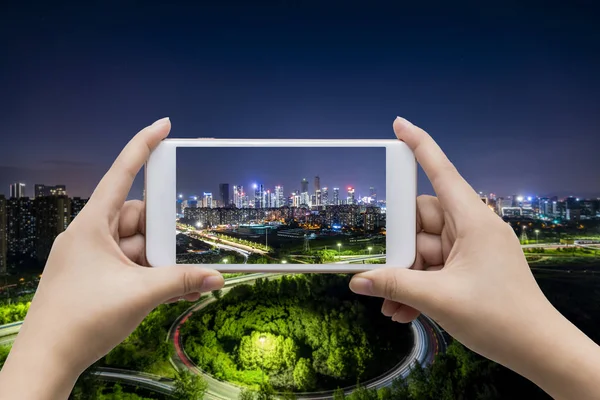 Şehir geri ile boş ekran akıllı telefon tutan işadamı el