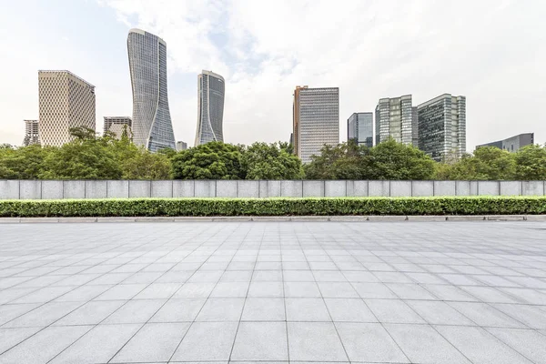 Skyline Panorâmico Modernos Edifícios Escritórios Negócios Com Estrada Vazia — Fotografia de Stock