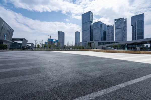 Skyline panorâmico e modernos edifícios de escritórios de negócios com empt — Fotografia de Stock