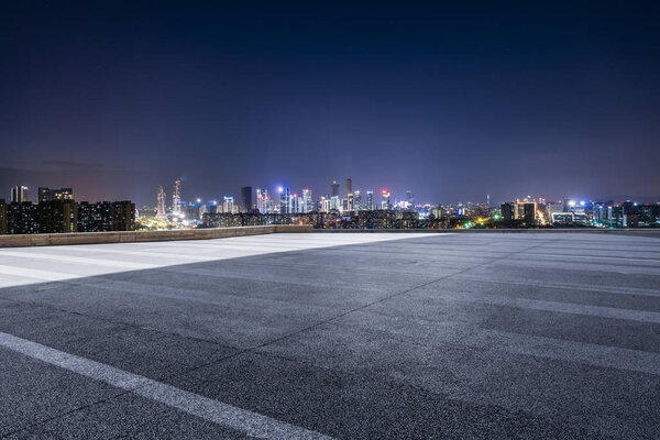 Современные офисные здания с красивым небоскребом
