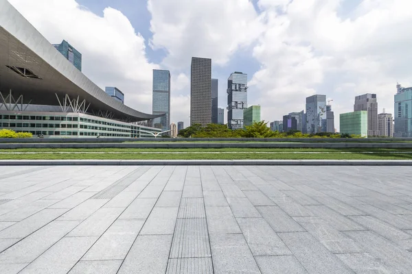 Skyline panorámico y modernos edificios de oficinas de negocios con vacío — Foto de Stock