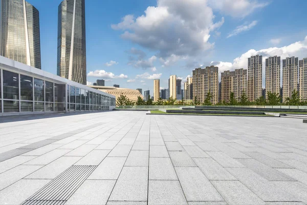 Skyline panorâmico e modernos edifícios de escritórios de negócios com empt — Fotografia de Stock