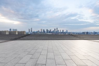 Panoramik silüet ve modern iş ofisi binaları