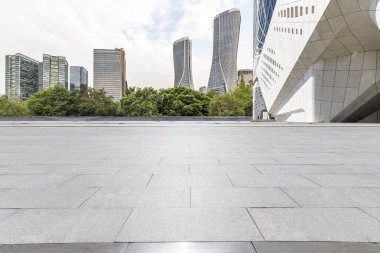 Panoramik ufuk çizgisi ve boş yolu olan modern iş binaları
