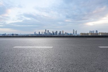 Panoramik silüet ve modern iş ofisi binaları