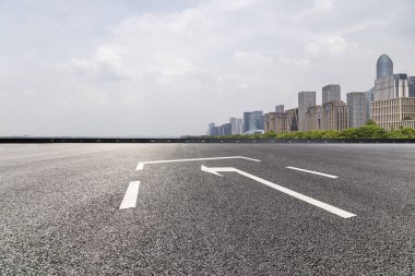 Panoramik ufuk çizgisi ve boş yolu olan modern iş binaları