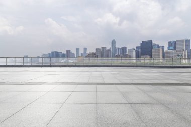 Panoramik ufuk çizgisi ve boş yolu olan modern iş binaları