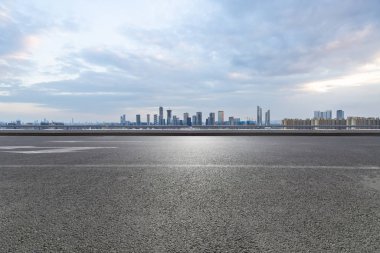 Panoramik silüet ve modern iş ofisi binaları