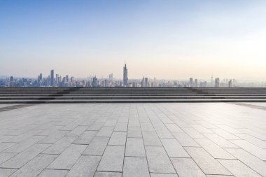 Panoramik ufuk çizgisi ve boş yolu olan modern iş binaları