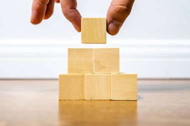 Işık arkaplanındaki tahta blokların yakın plan görüntüsü