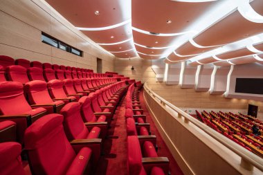 Sinema salonundaki kırmızı koltuklar.