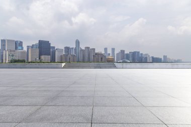 Panoramik ufuk çizgisi ve boş yolu olan modern iş binaları