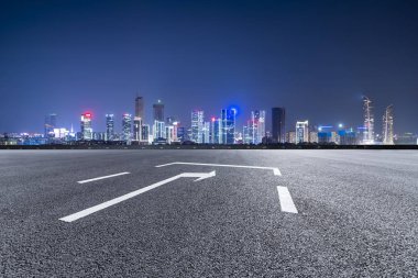 Panoramik silüet ve modern iş ofisi binaları